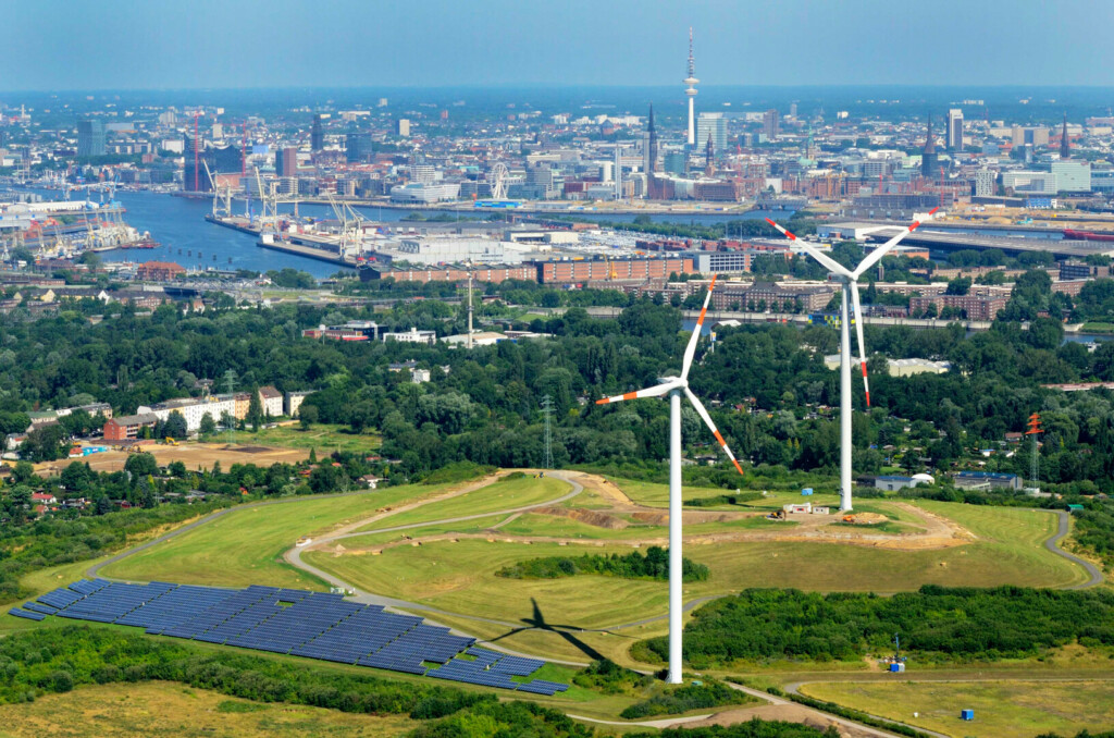 Blick auf den Energieberg Georgswerder in Hamburg, Windräder und Solaranlage im Vordergrund